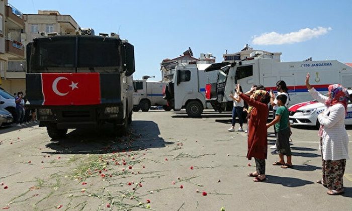 Mücadelede Büyük Görev Yapan TOMA’lar Çiçekler ve Alkışlarla Uğurlandı