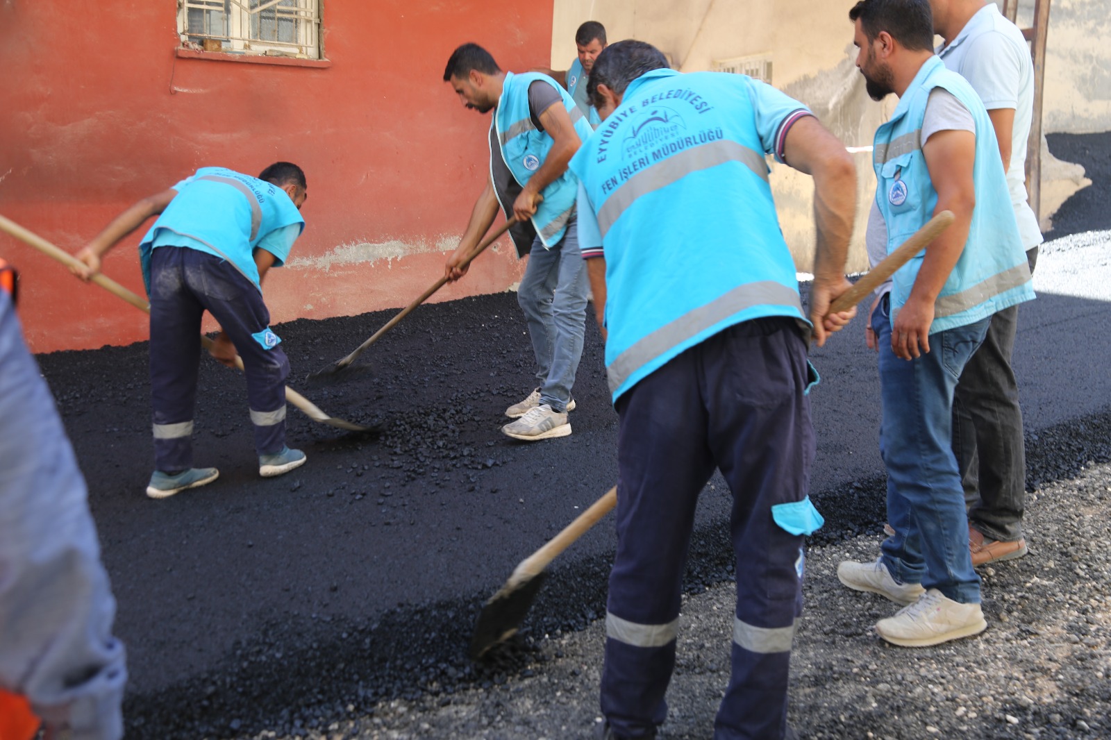 Bir 1 kişi, ayakta ve açık hava görseli olabilir