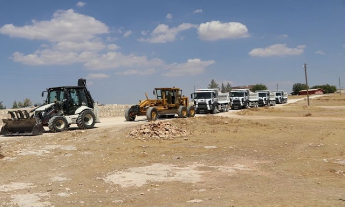 KARAKÖPRÜ KIRSALINDA YOLLAR ÇAMURDAN VE TOZDAN KURTARILIYOR