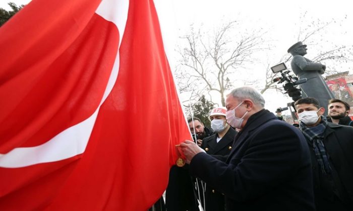 Millî Savunma Bakanı Hulusi Akar, “Çanakkale Geçilmez” Yazılı Altın Madalyanın “Toka Edildiği” Türk Bayrağını Törenle Göndere Çekti