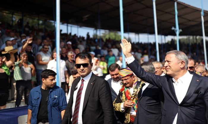 Millî Savunma Bakanı Hulusi Akar, “Geleneksel Kurtdereli Mehmet Pehlivan Güreşleri”ni Seyretti