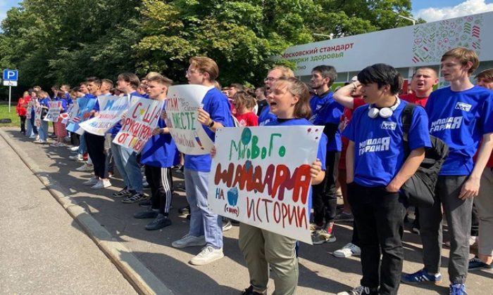 «Молодая Гвардия» и «Волонтёрская Рота» провели в Москве акции в поддержку Сербии и Китая