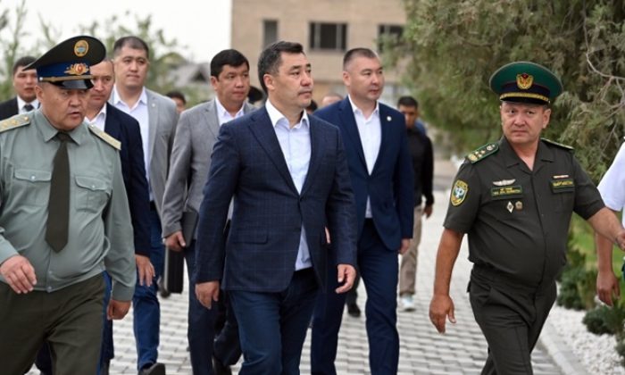 Президент Садыр Жапаров поручил выделить средства для реконструкции общежития под многоквартирный жилой дом для 70 семей пограничников