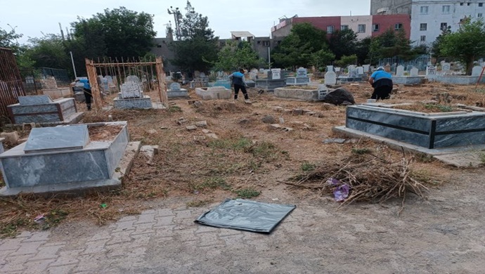 BELEDİYEMİZ, MEZARLIKLARDA YABANİ OT BİÇME, ÇÖP TOPLAMA VE GENEL TEMİZLİK ÇALIŞMALARI GERÇEKLEŞTİRİYOR