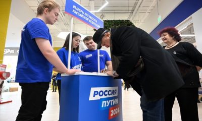 Birleşik Rusya üyeleri Vladimir Putin’in başkanlık seçimine adaylığı için imza topluyor