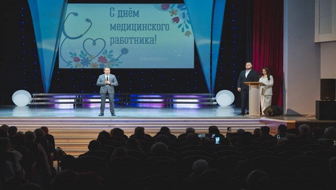 Murmansk bölgesinde Birleşik Rusya sağlık çalışanlarını mesleki tatilleri dolayısıyla tebrik etti