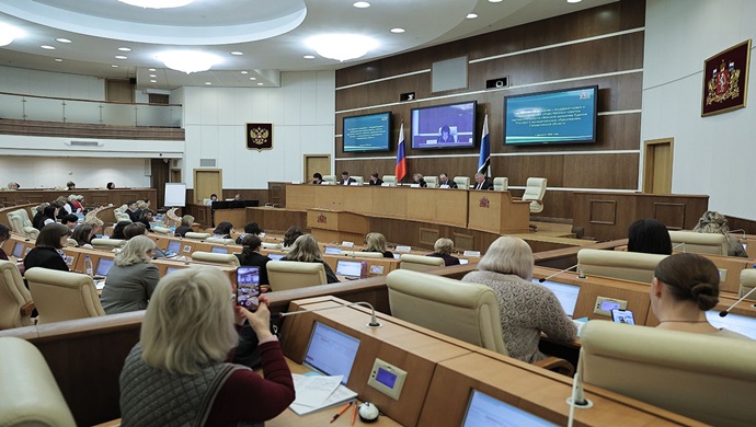 Rusya Birleşik Kadın Hareketi partisi projesi için Yekaterinburg’da Rus politikacılar ve önde gelen uzmanların katılımıyla bir eğitim forumu düzenlendi