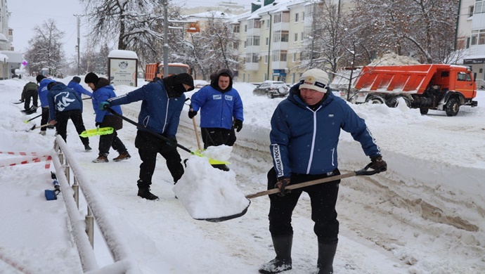 Birleşik Rusya, bölgelerdeki kamusal alanlar ve sosyal tesislerden kar temizleme çalışmalarına yardımcı oluyor