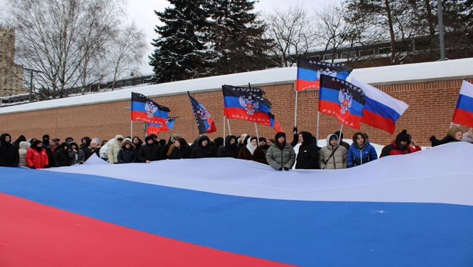 В День признания независимости ДНР и ЛНР «Молодая Гвардия Единой России» провела патриотические акции у посольств США и Великобритании