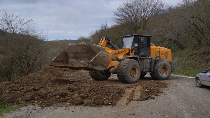 Birleşik Rusya gönüllüleri, Çeçenya’nın Vedensky bölgesindeki selin sonuçlarını ortadan kaldırmaya yardımcı oluyor