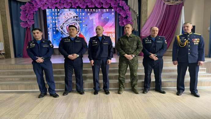 «Единая Россия» организовала встречу школьников Читы с военнослужащими истребительного авиаполка