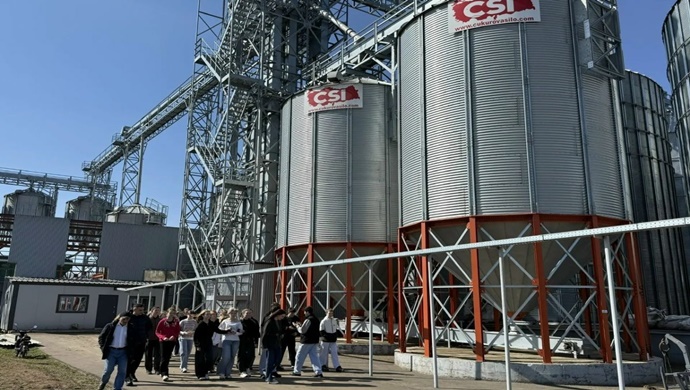 Birleşik Rusya, Orenburg Oblastı’ndaki Buguruslan’da bulunan bir tahıl ambarına okul çocukları için kariyer rehberliği gezisi düzenledi